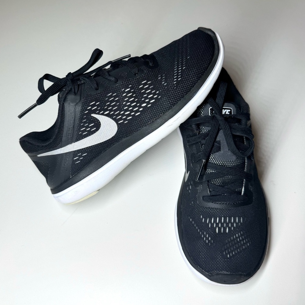 Nike Kids Flex 2016 Run Black Mesh Sneakers with White Accents Size- 4Y